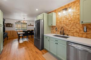 The Hideaway - Near Lake & Village, Hot Tub, Fireplace, AC