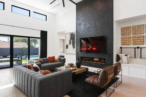 Luxe - Solstice Retreat - Heated Pools - 2 Homes