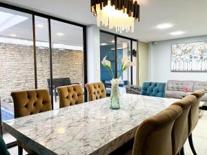 Piscina con Bbq en Villa privada cerca de centros comerciales con 3 habitaciones, 5 Camas, seguridad 24-7