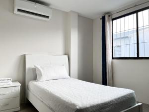 Piscina con Bbq en Villa privada cerca de centros comerciales con 3 habitaciones, 5 Camas, seguridad 24-7