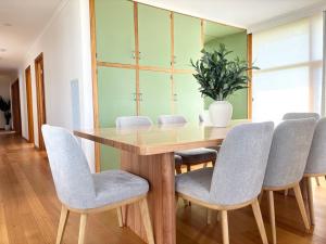 Simple Comfort: Bridport Retreat