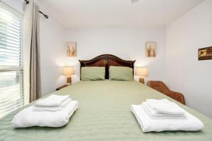 Stylish Katy Retreat 4BR Sleeps 10 Outdoor Escapre