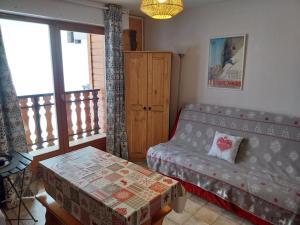 Studio lumineux avec balcon, vue montagne, 25m² - FR-1-573-147