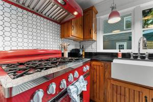 Dahlia House, 3 BDRM Walk To Town