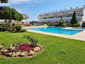 Apartamento con terraza a 400m de la playa de Riells - HISP-236-184
