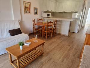Apartamento con terraza a 400m de la playa de Riells - HISP-236-184