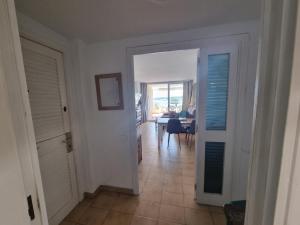 Apartamento frente al mar con terraza y piscina comunitaria en LEscala - HISP-236-138