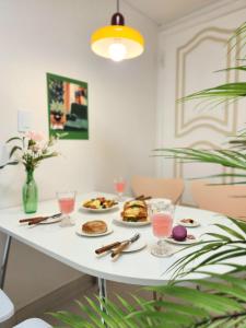 Jamsil Sports Complex Asan Hospital Samsung Hospital KSPO Lotte World Seokchon Lake and near subway Station 3 minutes and near to Gangnam Daechi COEX 10 minutes