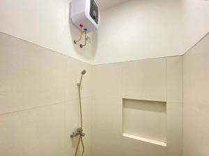 Modern D Kost RedPartner near Roxy Mall Jember