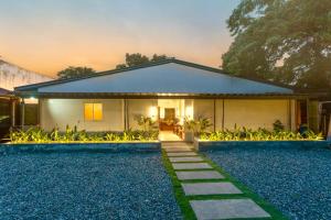 Villa Liwanag Entire 2BR Home, 5 Mins to Calle Crisologo, Parking