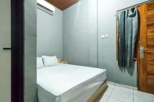 Nay Guesthouse near UMS Mitra RedDoorz