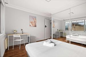 Light & Simple Double Room - Peakhurst Area - Shared Bathroom