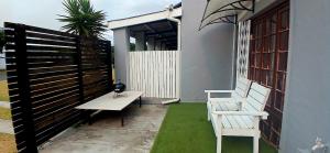 Shark Cove Little Cottage