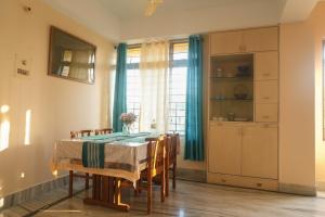 Rooftop Cityscape Inn