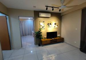 Trefoil Setia Alam 2 Bedroom Cozy Apartment Near Setia City Mall