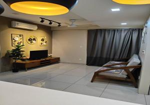 Trefoil Setia Alam 2 Bedroom Cozy Apartment Near Setia City Mall