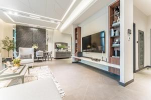 Luxurious High-Floor 3BR with Assistant Room, Showcasing Lake & City Views, Just Moments Drive from JBR Beaches and Ain Dubai, MBL Royal, JLT by Deluxe Holiday Homes
