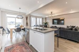 Modern Luxury Townhome Walk to Blue Shuttle