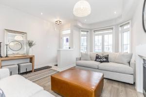 Modern Luxury Townhome Walk to Blue Shuttle