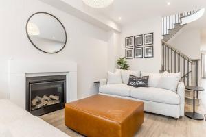 Modern Luxury Townhome Walk to Blue Shuttle