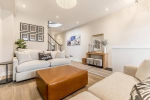 Modern Luxury Townhome Walk to Blue Shuttle