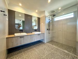 Premier Master Suite I HERstay in Mambourin