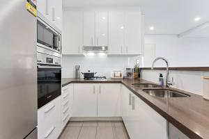 Cozy 2BR Waterloo Retreat Near Cafés & Parks