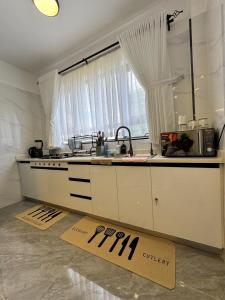 Modern 1BDR with a Pool, Gym & Garden in Lavington