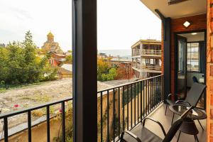 Newly Renovated Stylish Apart W stunning views