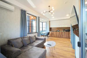 Newly Renovated Stylish Apart W stunning views