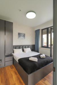 Newly Renovated Stylish Apart W stunning views