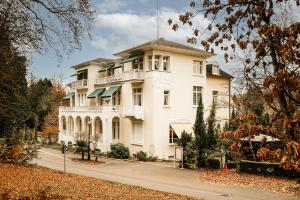 Villa Hedwig - Schwarzwald Apartments mit Thermalbad-Nähe & Balkon mit Bergblick