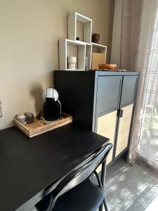 Chambre individuelle avec coin repas et entrée privative dans Villa avec Piscine WC & SDB communs