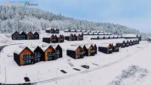 Wonder Hill - bajkowy widok na góry i zalew