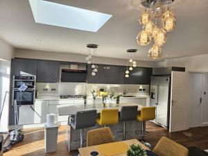 Luxury Private En-Suite self-contained Room with Kitchenette by QE Hospital R6