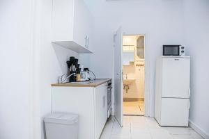 Cozy 2BR Apt with TV & Netflix, Steps from AKH