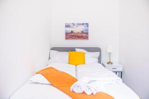 Cozy 2BR Apt with TV & Netflix, Steps from AKH