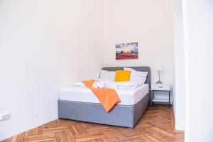 Cozy 2BR Apt with TV & Netflix, Steps from AKH