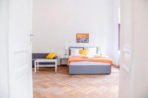 Cozy 2BR Apt with TV & Netflix, Steps from AKH