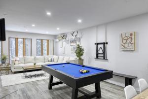 Pool Table - Elegance - Comfort - Le Chic Boreal