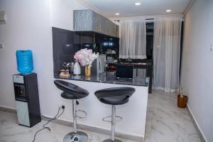 Elegant 2-BD -Scenic Views & Central Location