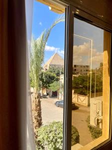 Cleo Patra Pyramids Tower Inn