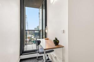 Southbank 2BR Apt Pool Gym Views Near CBD & MCG
