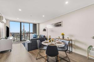 Southbank 2BR Apt Pool Gym Views Near CBD & MCG