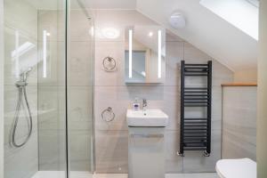 Spacious 3BR Home with Garden and 2 En-suites