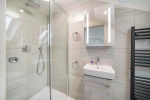 Spacious 3BR Home with Garden and 2 En-suites