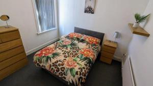 The Lawrence, Redcar - 2 Bedroom Victorian House - Free On-Street Permit Parking, Fast Wifi, Virgin TV - Perfect for Contractors, Families and Couples