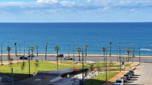 Classic & Comfy Apartment, Steps to Sea & Tarmway