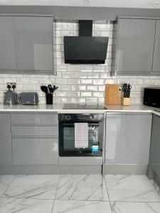 Van House - Brand New 4 BDR Business and Family - City Centre