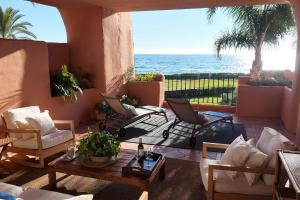 Exclusive 1 line Beach Apartment in Marbella with Panoramic Views